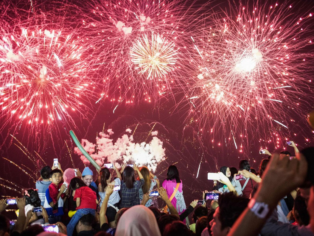 essay about new year celebration in the philippines